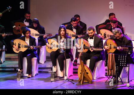 211218 -- BAGHDAD, 18 dicembre 2021 -- la al-Oud Lute Orchestra presenta un concerto al al al-Rasheed Theater di Baghdad, Iraq, il 17 dicembre 2021. L'orchestra si esibì al teatro, che ha aperto il mese scorso dopo essere stata chiusa per più di 18 anni. IRAQ-BAGHDAD-THEATER-ORCHESTRA KhalilxDawood PUBLICATIONxNOTxINxCHN Foto Stock