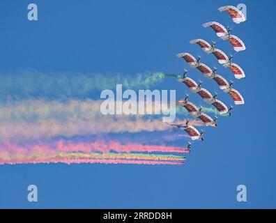 211218 -- DOHA, 18 dicembre 2021 -- i parapendio sorvolano la città durante la parata militare per celebrare la festa nazionale del Qatar a Doha, in Qatar, 18 dicembre 2021. Foto di /Xinhua QATAR-DOHA-NATIONAL DAY-PARADE Nikku PUBLICATIONxNOTxINxCHN Foto Stock