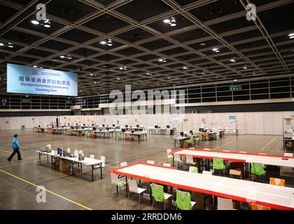 211219 -- HONG KONG, 19 dicembre 2021 -- i membri del personale sono visti alla stazione di conteggio dell'Hong Kong Convention and Exhibition Center a Hong Kong, nel sud della Cina, 19 dicembre 2021. Le elezioni per il settimo mandato del Consiglio legislativo LegCo della regione amministrativa speciale di Hong Kong HKSAR sono iniziate domenica mattina, la prima dopo il miglioramento del sistema elettorale HKSAR. Più di 600 seggi elettorali sono stati aperti alle 8:30, ora locale, 0030 GMT in tutta Hong Kong per circa 4,5 milioni di elettori registrati a votare. CINA-HONG KONG-SETTIMO MANDATO LEGCO ELEZIONE CN LIXGANG PUBLICATIONXNOTXINXCHN Foto Stock