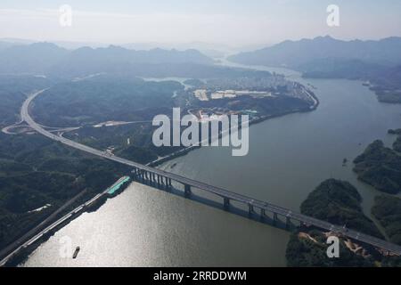 211219 -- QINGYUAN, 19 dicembre 2021 -- foto aerea scattata il 19 dicembre 2021 mostra il grande ponte Beijiang nella città di Yingde di Qingyuan, nella provincia del Guangdong della Cina meridionale. La Guangzhou-Lianzhou Expressway parte dal distretto di Huadu di Guangzhou e termina nella città di Lianzhou di Qingyuan, collegandosi con la Yueyang-Linwu Expressway di Hunan. Il progetto principale sarà aperto al traffico entro la fine del 2021. Dopo il completamento, migliorerà ulteriormente il corridoio interprovinciale tra Guangdong e Hunan e promuoverà l'integrazione delle aree montuose nel nord del Guangdong nel Guangdong-Hong Kong-Macao Foto Stock