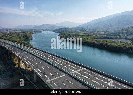 211219 -- QINGYUAN, 19 dicembre 2021 -- foto aerea scattata il 19 dicembre 2021 mostra parti della Guangzhou-Lianzhou Expressway nella città di Lianzhou di Qingyuan, nella provincia del Guangdong della Cina meridionale. La Guangzhou-Lianzhou Expressway parte dal distretto di Huadu di Guangzhou e termina nella città di Lianzhou di Qingyuan, collegandosi con la Yueyang-Linwu Expressway di Hunan. Il progetto principale sarà aperto al traffico entro la fine del 2021. Dopo il completamento, migliorerà ulteriormente il corridoio interprovinciale tra Guangdong e Hunan e promuoverà l'integrazione delle aree montuose nel nord del Guangdong nel Guangdong-H. Foto Stock