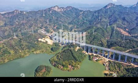 211219 -- QINGYUAN, 19 dicembre 2021 -- foto aerea scattata il 19 dicembre 2021 mostra il grande ponte Wushi nel distretto di Qingcheng di Qingyuan, nella provincia del Guangdong della Cina meridionale. La Guangzhou-Lianzhou Expressway parte dal distretto di Huadu di Guangzhou e termina nella città di Lianzhou di Qingyuan, collegandosi con la Yueyang-Linwu Expressway di Hunan. Il progetto principale sarà aperto al traffico entro la fine del 2021. Dopo il completamento, migliorerà ulteriormente il corridoio interprovinciale tra Guangdong e Hunan e promuoverà l'integrazione delle aree montuose nel nord del Guangdong nel Guangdong-Hong Kong-ma Foto Stock