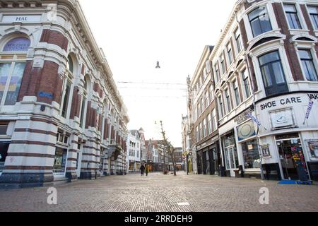 211220 -- HAARLEM PAESI BASSI, 20 dicembre 2021 -- la foto scattata il 20 dicembre 2021 mostra una strada vuota per lo shopping ad Haarlem, Paesi Bassi. Il nuovo confinamento nei Paesi Bassi è entrato in vigore dal 19 dicembre 2021 e rimarrà in vigore fino al 14 gennaio 2022. Foto di /Xinhua NETHERLANDS-COVID-19-LOCKDOWN SylviaxLederer PUBLICATIONxNOTxINxCHN Foto Stock