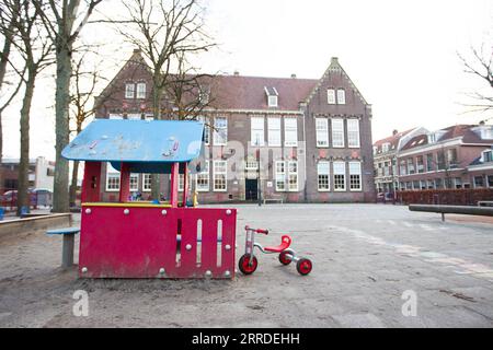 211220 -- HAARLEM PAESI BASSI, 20 dicembre 2021 -- foto scattata il 20 dicembre 2021 mostra una scuola vuota ad Haarlem, nei Paesi Bassi. Il nuovo confinamento nei Paesi Bassi è entrato in vigore dal 19 dicembre 2021 e rimarrà in vigore fino al 14 gennaio 2022. Foto di /Xinhua NETHERLANDS-COVID-19-LOCKDOWN SylviaxLederer PUBLICATIONxNOTxINxCHN Foto Stock