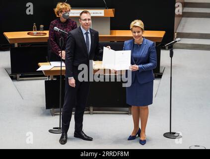 211222 -- BERLINO, 22 dicembre 2021 -- Franziska Giffey R riceve il certificato di nomina a Berlino, Germania, 21 dicembre 2021. L'ex ministro tedesco per gli affari familiari Franziska Giffey del Partito Socialdemocratico SPD è stata eletta come nuovo sindaco di Berlino martedì, diventando la prima donna eletta sindaco della città. Foto di /Xinhua GERMANY-BERLIN-NEW MAYOR-FRANZISKA GIFFEY StefanxZeitz PUBLICATIONxNOTxINxCHN Foto Stock