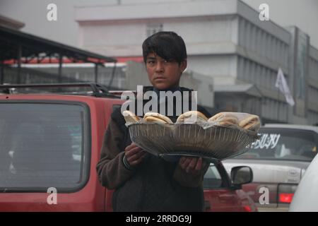 211223 -- KABUL, 23 dicembre 2021 -- Un venditore vende pane in una strada a Kabul, Afghanistan, il 23 dicembre 2021. Giovedì la missione di assistenza delle Nazioni Unite in Afghanistan UNAMA ha accolto con favore l'adozione di una risoluzione del Consiglio di sicurezza delle Nazioni Unite del Consiglio di sicurezza dell'ONU che consente un'eccezione umanitaria nel regime di sanzioni delle Nazioni Unite applicabile in Afghanistan. Foto di /Xinhua AFGHANISTAN-KABUL-HUMANITARIAN EXCEPTION-ONU-RESOLUTION SaifurahmanxSafi PUBLICATIONxNOTxINxCHN Foto Stock