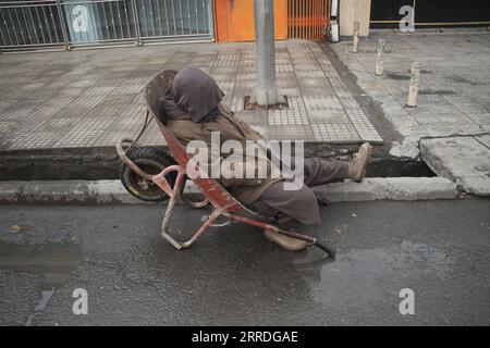 211223 -- KABUL, 23 dicembre 2021 -- un uomo afghano attende il lavoro a Kabul, Afghanistan, il 23 dicembre 2021. Giovedì la missione di assistenza delle Nazioni Unite in Afghanistan UNAMA ha accolto con favore l'adozione di una risoluzione del Consiglio di sicurezza delle Nazioni Unite del Consiglio di sicurezza dell'ONU che consente un'eccezione umanitaria nel regime di sanzioni delle Nazioni Unite applicabile in Afghanistan. Foto di /Xinhua AFGHANISTAN-KABUL-HUMANITARIAN EXCEPTION-ONU-RESOLUTION SaifurahmanxSafi PUBLICATIONxNOTxINxCHN Foto Stock