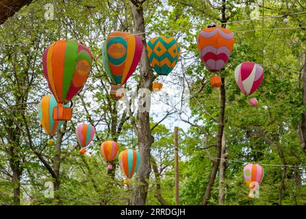 Una foto di più palloncini colorati che decorano l'Isola Margherita. Foto Stock