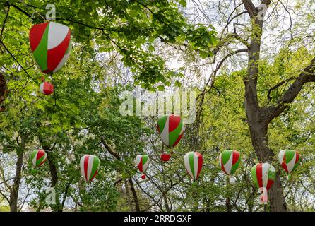 Una foto di più palloncini colorati che decorano l'Isola Margherita. Foto Stock
