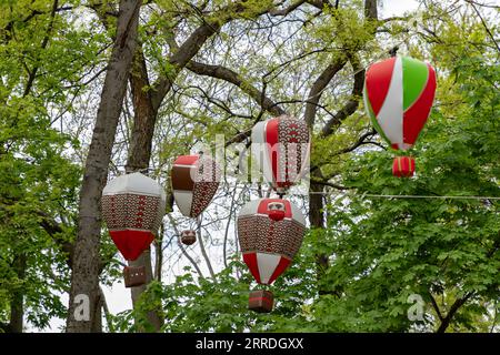 Una foto di più palloncini colorati che decorano l'Isola Margherita. Foto Stock