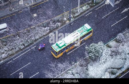 News Bilder des Tages 211226 -- GUIYANG, 26 dicembre 2021 -- Un autobus corre sulla neve nella città di Guiyang, nella provincia di Guizhou nella Cina sud-occidentale, 26 dicembre 2021. CHINA-GUIZHOU-GUIYANG-NEVICATE CN TaoxLiang PUBLICATIONxNOTxINxCHN Foto Stock