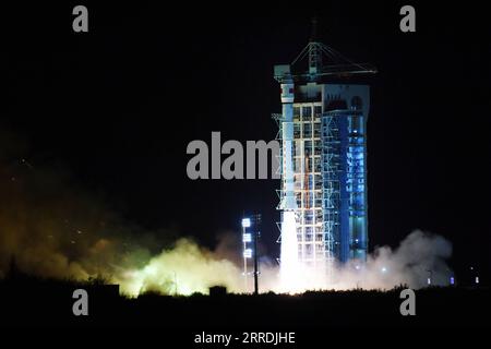 211229 -- JIUQUAN, 29 dicembre 2021 -- Un lungo razzo vettore March-2D che trasporta il satellite Tianhui-4 esplode dal Jiuquan satellite Launch Center nel nord-ovest della Cina, 29 dicembre 2021. Mercoledì la Cina ha inviato con successo il satellite Tianhui-4 nello spazio dal Jiuquan satellite Launch Center. Il satellite è stato lanciato alle 19:13, ora di Pechino ed è entrato nella sua orbita pianificata. Foto di /Xinhua CHINA-JIUQUAN-SATELLITE-LANCIO CN WangxJiangbo PUBLICATIONxNOTxINxCHN Foto Stock