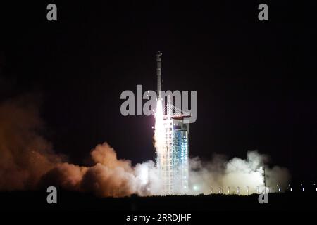 211229 -- JIUQUAN, 29 dicembre 2021 -- Un lungo razzo vettore March-2D che trasporta il satellite Tianhui-4 esplode dal Jiuquan satellite Launch Center nel nord-ovest della Cina, 29 dicembre 2021. Mercoledì la Cina ha inviato con successo il satellite Tianhui-4 nello spazio dal Jiuquan satellite Launch Center. Il satellite è stato lanciato alle 19:13, ora di Pechino ed è entrato nella sua orbita pianificata. Foto di /Xinhua CHINA-JIUQUAN-SATELLITE-LANCIO CN WangxJiangbo PUBLICATIONxNOTxINxCHN Foto Stock