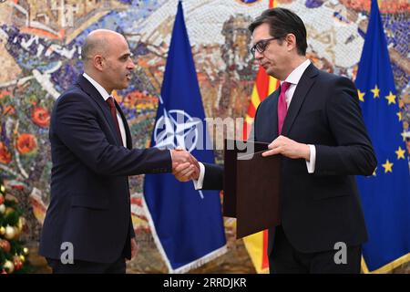 211229 -- SKOPJE, 29 dicembre 2021 -- Dimitar Kovachevski L, il nuovo leader eletto del governo dell'Unione socialdemocratica della Macedonia del Nord SDSM, riceve il suo mandato per formare un nuovo governo dal presidente macedone del Nord Stevo Pendarovski a Skopje, Macedonia del Nord, il 29 dicembre 2021. Dimitar Kovachevski ha ricevuto il suo mandato mercoledì da Stevo Pendarovski per formare un nuovo governo a seguito delle dimissioni di Zoran Zaev come leader e primo ministro dell'SDSM. Foto di /Xinhua MACEDONIA DEL NORD-SKOPJE-KOVACHEVSKI-MANDATE-NEW GOVERNMENT-FORMING TomislavxGeorgiev PUBLICATIONxNOTxINxCHN Foto Stock