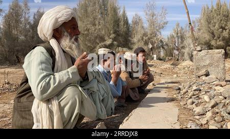 211230 -- KANDAHAR, 30 dicembre 2021 -- i familiari delle vittime uccise dalle forze americane pregano in un cimitero nel distretto di Panjwayi nella provincia di Kandahar, Afghanistan, 23 dicembre 2021. PER ANDARE CON Feature: Vittima afghana di attacchi aerei statunitensi richiede giustizia per i nipoti morti foto di /Xinhua AFGHANISTAN-KANDAHAR-VICTIMS Arghand PUBLICATIONxNOTxINxCHN Foto Stock