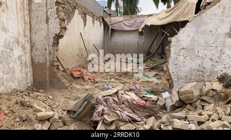 211230 -- KANDAHAR, 30 dicembre 2021 -- foto scattata il 30 dicembre 2021 mostra una scuola religiosa danneggiata nella città di Kandahar, nel sud dell'Afghanistan. Uno studente è stato ucciso e altri 13 feriti mentre un tetto in una scuola religiosa è crollato nella città di Kandahar meridionale dell'Afghanistan giovedì, capo dell'ospedale Mir Wais nella città di Kandahar Mohammad Qasim Said. Foto di /Xinhua AFGHANISTAN-KANDAHAR-SCUOLA RELIGIOSA-COLLASSO Arghand PUBLICATIONxNOTxINxCHN Foto Stock