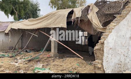 211230 -- KANDAHAR, 30 dicembre 2021 -- foto scattata il 30 dicembre 2021 mostra una scuola religiosa danneggiata nella città di Kandahar, nel sud dell'Afghanistan. Uno studente è stato ucciso e altri 13 feriti mentre un tetto in una scuola religiosa è crollato nella città di Kandahar meridionale dell'Afghanistan giovedì, capo dell'ospedale Mir Wais nella città di Kandahar Mohammad Qasim Said. Foto di /Xinhua AFGHANISTAN-KANDAHAR-SCUOLA RELIGIOSA-COLLASSO Arghand PUBLICATIONxNOTxINxCHN Foto Stock