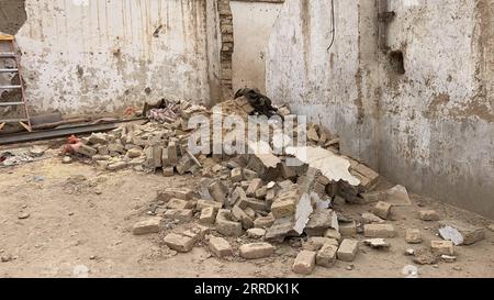 211230 -- KANDAHAR, 30 dicembre 2021 -- foto scattata il 30 dicembre 2021 mostra una scuola religiosa danneggiata nella città di Kandahar, nel sud dell'Afghanistan. Uno studente è stato ucciso e altri 13 feriti mentre un tetto in una scuola religiosa è crollato nella città di Kandahar meridionale dell'Afghanistan giovedì, capo dell'ospedale Mir Wais nella città di Kandahar Mohammad Qasim Said. Foto di /Xinhua AFGHANISTAN-KANDAHAR-SCUOLA RELIGIOSA-COLLASSO Arghand PUBLICATIONxNOTxINxCHN Foto Stock