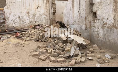 211230 -- KANDAHAR, 30 dicembre 2021 -- foto scattata il 30 dicembre 2021 mostra una scuola religiosa danneggiata nella città di Kandahar, nel sud dell'Afghanistan. Uno studente è stato ucciso e altri 13 feriti mentre un tetto in una scuola religiosa è crollato nella città di Kandahar meridionale dell'Afghanistan giovedì, capo dell'ospedale Mir Wais nella città di Kandahar Mohammad Qasim Said. Foto di /Xinhua AFGHANISTAN-KANDAHAR-SCUOLA RELIGIOSA-COLLASSO Arghand PUBLICATIONxNOTxINxCHN Foto Stock