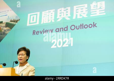 Cina, Carrie Lam Pressekonferenz a Hong Kong 211231 -- HONG KONG, 31 dicembre 2021 -- Amministratore delegato della regione amministrativa speciale di Hong Kong HKSAR Carrie Lam partecipa a una conferenza stampa di fine anno del governo HKSAR a Hong Kong, Cina meridionale, 30 dicembre 2021. Carrie Lam giovedì ha ricordato il 2021 come un anno di Hong Kong che si è ulteriormente mescolato nel piano di sviluppo nazionale, e ha posto l'enfasi del lavoro per il governo della regione HKSAR nel 2022. CHINA-HONG KONG-CARRIE LAM-CONFERENZA STAMPA CN LUIXSIUXWAI PUBLICATIONXNOTXINXCHN Foto Stock