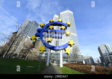 211231 -- BRUXELLES, 31 dicembre 2021 -- foto scattata il 30 dicembre 2021 mostra la scultura Euro a Francoforte, Germania. Le banconote e le monete in euro sono state fisicamente introdotte nei paesi della zona euro in circolazione il 1° gennaio 2002. Il nuovo anno 2022 segna il 20° anniversario della circolazione dell'euro. EUROPA-EURO-VALUTA-20° ANNIVERSARIO LuxYang PUBLICATIONxNOTxINxCHN Foto Stock