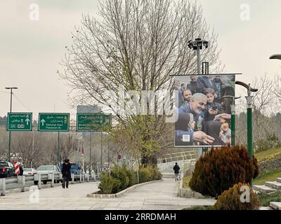 News Bilder des Tages 220102 -- TEHERAN, 2 gennaio 2022 -- la gente passa davanti a un cartellone che mostra il defunto generale iraniano Qassem Soleimani a Teheran, Iran, il 2 gennaio 2022, un giorno prima del secondo anniversario del suo assassinio da parte degli Stati Uniti in Iraq. Domenica il Ministero degli Esteri iraniano ha dichiarato che l'assassinio del primo generale del paese, avvenuto due anni fa, ha suscitato odio nell'opinione pubblica mondiale. Un attacco aereo statunitense del 3 gennaio 2020 uccise Soleimani, ex comandante del corpo delle guardie della Rivoluzione Islamica dei Quds Force of Iran, insieme a un comandante della milizia irachena, vicino all'Internationa di Baghdad Foto Stock