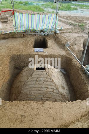 220103 -- TAIYUAN, 3 gennaio 2022 -- foto non datata fornita dall'istituto provinciale di archeologia dello Shanxi mostra l'esterno di una camera tombale nel distretto di Luzhou della città di Changzhi, nella provincia dello Shanxi della Cina settentrionale. Gli archeologi della provincia di Shanxi hanno scoperto tre camere tombali in mattoni con murales all'interno risalenti alla dinastia Ming 1368-1644. PER ANDARE CON LE camere tombali della dinastia Ming, murales scoperti nel nord della Cina CINA-SHANXI-CHANGZHI-TOMB CHAMBERS-MURALS-DISCOVERY CN WangxXuetao PUBLICATIONxNOTxINxCHN Foto Stock