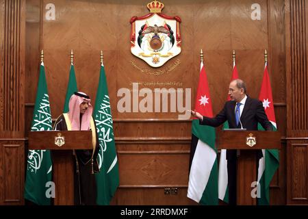 220103 -- AMMAN, 3 gennaio 2022 -- il ministro degli Esteri giordano Ayman Safadi R e il ministro degli Esteri saudita Faysal bin Farhan al-Saud partecipano a una conferenza stampa ad Amman, Giordania, il 3 gennaio 2022. Lunedì la Giordania ha espresso il suo pieno sostegno all’Arabia Saudita nel difendere i suoi territori da eventuali attacchi terroristici, osservando che la Giordania e l’Arabia Saudita sono intrecciate in termini di sicurezza e stabilità. Foto di /Xinhua JORDAN-AMMAN-FM-ARABIA SAUDITA-FM-MEETING MohammadxAbuxGhosh PUBLICATIONxNOTxINxCHN Foto Stock