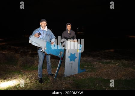 220103 -- HAIFA, 3 gennaio 2022 -- la gente tiene parti di un elicottero schiantato ad Haifa, Israele, il 3 gennaio 2022. Tre membri dell'equipaggio sono stati evacuati in ospedale lunedì sera dopo un incidente in elicottero al largo della costa settentrionale di Israele, ha detto il servizio sanitario di emergenza nazionale Magen David Adom. Via Xinhua ISRAEL-HAIFA-ELICOTTERO-CRASH JINI PUBLICATIONxNOTxINxCHN Foto Stock