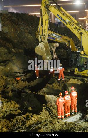 220104 -- BIJIE, 4 gennaio 2022 -- i soccorritori lavorano sul sito di una frana a Bijie, nella provincia di Guizhou nella Cina sud-occidentale, 4 gennaio 2022. Il bilancio delle vittime da una frana che ha colpito la città di Bijie, provincia di Guizhou della Cina sud-occidentale, lunedì è salito a 14, le autorità locali hanno detto martedì. La frana ha avuto luogo in un cantiere intorno alle 19 di lunedì, secondo il governo municipale di Bijie. Alle 14:05 di martedì, erano state trovate 17 persone, di cui 14 sono state confermate morte mentre altre tre sono in cura in ospedale. I tre feriti sono in condi stabili Foto Stock