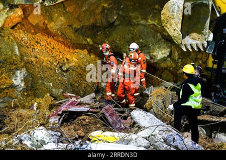 220104 -- BIJIE, 4 gennaio 2022 -- i soccorritori lavorano sul sito di una frana a Bijie, nella provincia di Guizhou nella Cina sud-occidentale, 4 gennaio 2022. Cinque persone sono state uccise e altre nove sono rimaste dispersi dopo che una frana ha colpito un cantiere nella città di Bijie, nella provincia di Guizhou della Cina sud-occidentale lunedì, le autorità locali hanno detto martedì. La frana si è verificata intorno alle 19 di lunedì, secondo il governo municipale di Bijie. Alle 7 del mattino di martedì, otto persone sono state salvate. Tre di loro sono stati mandati in un ospedale locale per il trattamento e sono in condizioni stabili, mentre altri cinque sono stati confermati morti. Foto Stock