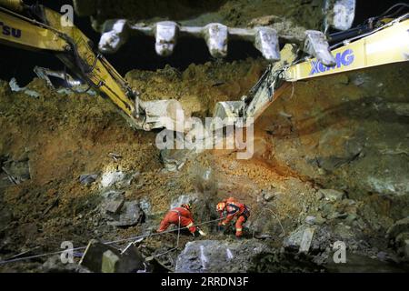 220104 -- BIJIE, 4 gennaio 2022 -- i soccorritori lavorano sul sito di una frana a Bijie, nella provincia di Guizhou nella Cina sud-occidentale, 4 gennaio 2022. Il bilancio delle vittime da una frana che ha colpito la città di Bijie, provincia di Guizhou della Cina sud-occidentale, lunedì è salito a 14, le autorità locali hanno detto martedì. La frana ha avuto luogo in un cantiere intorno alle 19 di lunedì, secondo il governo municipale di Bijie. Alle 14:05 di martedì, erano state trovate 17 persone, di cui 14 sono state confermate morte mentre altre tre sono in cura in ospedale. I tre feriti sono in condi stabili Foto Stock