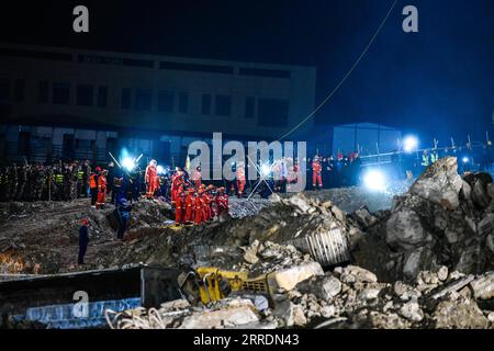 220104 -- BIJIE, 4 gennaio 2022 -- i soccorritori lavorano sul sito di una frana a Bijie, nella provincia di Guizhou nella Cina sud-occidentale, 4 gennaio 2022. Cinque persone sono state uccise e altre nove sono rimaste dispersi dopo che una frana ha colpito un cantiere nella città di Bijie, nella provincia di Guizhou della Cina sud-occidentale lunedì, le autorità locali hanno detto martedì. La frana si è verificata intorno alle 19 di lunedì, secondo il governo municipale di Bijie. Alle 7 del mattino di martedì, otto persone sono state salvate. Tre di loro sono stati mandati in un ospedale locale per il trattamento e sono in condizioni stabili, mentre altri cinque sono stati confermati morti. Foto Stock