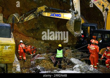 220104 -- BIJIE, 4 gennaio 2022 -- i soccorritori lavorano sul sito di una frana a Bijie, nella provincia di Guizhou nella Cina sud-occidentale, 4 gennaio 2022. Cinque persone sono state uccise e altre nove sono rimaste dispersi dopo che una frana ha colpito un cantiere nella città di Bijie, nella provincia di Guizhou della Cina sud-occidentale lunedì, le autorità locali hanno detto martedì. La frana si è verificata intorno alle 19 di lunedì, secondo il governo municipale di Bijie. Alle 7 del mattino di martedì, otto persone sono state salvate. Tre di loro sono stati mandati in un ospedale locale per il trattamento e sono in condizioni stabili, mentre altri cinque sono stati confermati morti. Foto Stock