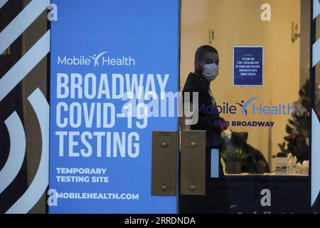 220105 -- NEW YORK, 5 gennaio 2022 -- Un membro dello staff guarda fuori da un sito di test COVID-19 a New York, negli Stati Uniti, 4 gennaio 2022. Quasi tutti i nuovi casi di COVID-19 negli Stati Uniti la scorsa settimana sono stati collegati alla variante Omicron, i Centers for Disease Control and Prevention CDC hanno riferito martedì, poiché il nuovo ceppo altamente trasmissibile ha rapidamente superato la variante Delta e ha innescato nuove ondate a livello nazionale. U.S.-NEW YORK-COVID-19-OMICRON WangxYing PUBLICATIONxNOTxINxCHN Foto Stock