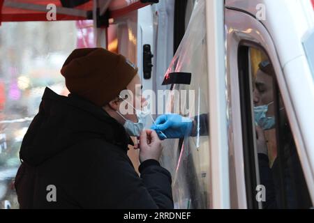 220105 -- NEW YORK, 5 gennaio 2022 -- Un uomo riceve un test COVID-19 a New York, negli Stati Uniti, 4 gennaio 2022. Quasi tutti i nuovi casi di COVID-19 negli Stati Uniti la scorsa settimana sono stati collegati alla variante Omicron, i Centers for Disease Control and Prevention CDC hanno riferito martedì, poiché il nuovo ceppo altamente trasmissibile ha rapidamente superato la variante Delta e ha innescato nuove ondate a livello nazionale. U.S.-NEW YORK-COVID-19-OMICRON WangxYing PUBLICATIONxNOTxINxCHN Foto Stock