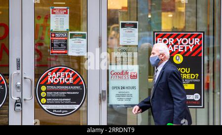 220105 -- TORONTO, 5 gennaio 2022 -- Un uomo che indossa una maschera cammina davanti a un fitness club chiuso a Toronto, Ontario, Canada, il 5 gennaio 2022. In risposta alle recenti tendenze che mostrano un allarmante aumento delle ospedalizzazioni per COVID-19, mercoledì il governo dell'Ontario ha iniziato a imporre misure per una trasmissione brusca del virus per almeno 21 giorni, compresa la chiusura di palestre, teatri, cinema, musei, gallerie d'arte e divieto di cenare al coperto presso i ristoranti. Foto di /Xinhua CANADA-ONTARIO-TORONTO-COVID-19-MEASURES ZouxZheng PUBLICATIONxNOTxINxCHN Foto Stock