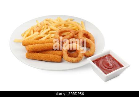 Gustose patatine fritte, bastoncini di formaggio, anelli di cipolla fritti e ketchup su sfondo bianco Foto Stock