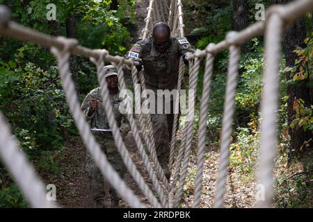 Wisconsin, USA. 5 settembre 2023. Homer Pennington, un soldato con il 84th Training Command, naviga su un ponte di corda durante un percorso ad ostacoli nell'ambito della U.S. Army Reserve Best Squad Competition a Fort McCoy, Wisconsin, 5 settembre 202 credito: U.S. Army/ZUMA Press Wire/ZUMAPRESS.com/Alamy Live News Foto Stock