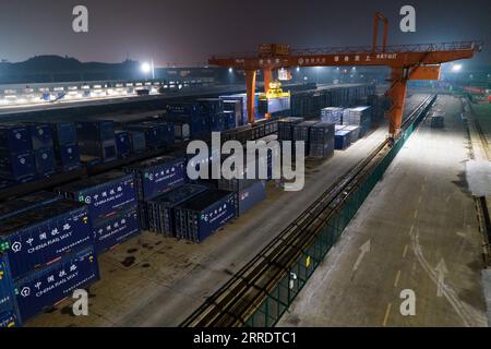 220107 -- HUAIHUA, 7 gennaio 2022 -- foto aerea scattata il 6 gennaio 2022 mostra che i carichi vengono caricati su un treno merci in partenza per il Laos dalla città di Huaihua, nella provincia di Hunan della Cina centrale. Il servizio ferroviario merci Cina-Laos che collega la città di Huaihua nella provincia di Hunan della Cina centrale e la capitale del Lao Vientiane ha dato il via alle operazioni giovedì, aprendo una nuova scorciatoia da Hunan ai paesi dell'ASEAN. CHINA-HUNAN-LAOS-FERROVIA CN ChenxSihan PUBLICATIONxNOTxINxCHN Foto Stock