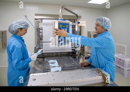 220107 -- MINSK, 7 gennaio 2022 -- il personale lavora in una società bielorussa di medicina nella grande pietra , un parco industriale a 25 km da Minsk, capitale della Bielorussia, 24 aprile 2019. Caratteristiche: Come è costruita la grande pietra in Bielorussia /Handout via Xinhua BELARUS-MINSK-INDUSTRIAL PARK IndustrialxParkxDevelopmentxCompanyxCJSC PUBLICATIONxNOTxINxCHN Foto Stock