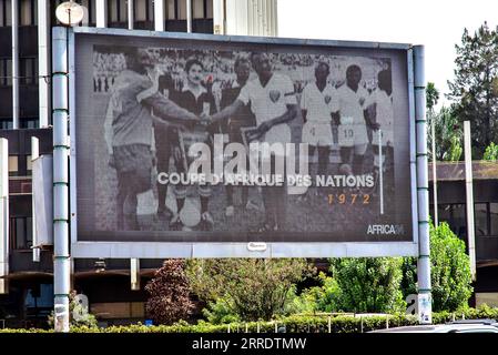 220108 -- YAOUNDE, 8 gennaio 2022 -- foto scattata il 4 gennaio 2022 mostra un pannello elettronico che scorre le immagini dell'ottava edizione della Coppa d'Africa AFCON che il Camerun ha ospitato nel 1972 a Yaounde, capitale del Camerun. Coppa d'Africa AFCON di calcio, una competizione biennale inizierà questa domenica a Yaounde, capitale del Camerun. Come importante evento sportivo nel continente, ha attirato l'attenzione di tutti i tifosi camerunesi. Come preludio alla cerimonia di apertura, un'atmosfera di questa competizione potrebbe già essere sottolineata in città. Foto di /Xinhua SPCAMEROON-YAOUNDE-FOOTBA Foto Stock