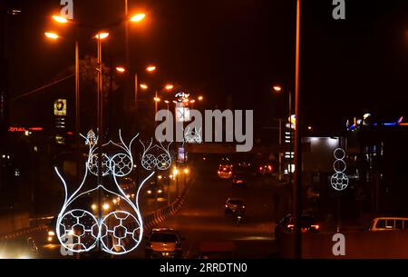 220108 -- YAOUNDE, 8 gennaio 2022 -- foto scattata il 2 gennaio 2022 mostra una strada decorata con ghirlande installate a forma di calcio a Yaounde, capitale del Camerun. Coppa d'Africa AFCON di calcio, una competizione biennale inizierà questa domenica a Yaounde, capitale del Camerun. Come importante evento sportivo nel continente, ha attirato l'attenzione di tutti i tifosi camerunesi. Come preludio alla cerimonia di apertura, un'atmosfera di questa competizione potrebbe già essere sottolineata in città. Foto di /Xinhua SPCAMEROON-YAOUNDE-FOOTBALL-AFRICA CUP OF NATIONS-IMMINENTE Kepseu PUBLICATI Foto Stock