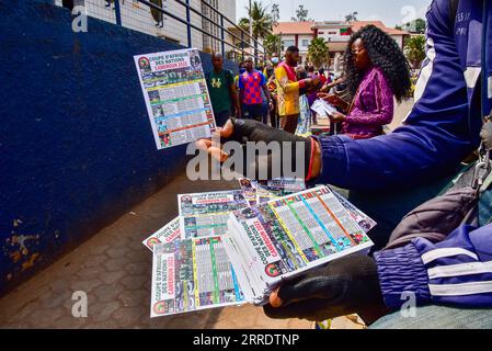 220108 -- YAOUNDE, 8 gennaio 2022 -- foto scattata il 4 gennaio 2022 mostra un giovane in strada che vende il programma AFCON della Coppa d'Africa delle Nazioni a Yaounde, capitale del Camerun. Coppa d'Africa AFCON di calcio, una competizione biennale inizierà questa domenica a Yaounde, capitale del Camerun. Come importante evento sportivo nel continente, ha attirato l'attenzione di tutti i tifosi camerunesi. Come preludio alla cerimonia di apertura, un'atmosfera di questa competizione potrebbe già essere sottolineata in città. Foto di /Xinhua SPCAMEROON-YAOUNDE-FOOTBALL-AFRICA CUP OF NATIONS-IMMINENTE Kepseu PUBLI Foto Stock