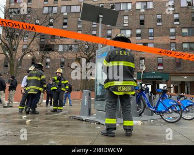 220109 -- NEW YORK CITY, 9 gennaio 2022 -- i vigili del fuoco sono visti di fronte all'appartamento nel Bronx, New York, negli Stati Uniti, il 9 gennaio 2022. Almeno 19 persone, tra cui nove bambini, hanno perso la vita in un grave incendio a New York, domenica, diversi media statunitensi hanno riferito. Foto di Michael Nagle/Xinhua U.S.-NEW YORK CITY-APARTMENT BUILDING-FIRE WangxYing PUBLICATIONxNOTxINxCHN Foto Stock