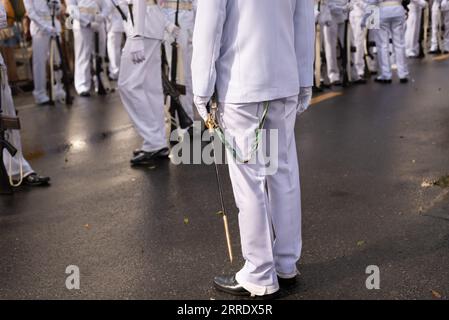Salvador, Bahia, Brasile - 7 settembre 2023: Un ufficiale della marina è visto con la sua spada durante le celebrazioni per l'indipendenza brasiliana nella città di Salvador Foto Stock