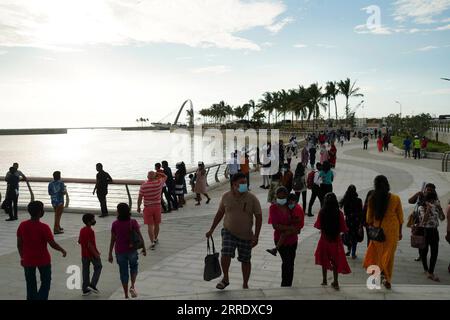 220111 -- COLOMBO, 11 gennaio 2022 -- foto scattata il 10 gennaio 2022 mostra i turisti che camminano al porto di Colombo, Sri Lanka. La Marina di Colombo è stata ufficialmente aperta al pubblico il lunedì. SRI LANKA-COLOMBO-PORT CITY-MARINA-OPEN TANGXLU PUBLICATIONXNOTXINXCHN Foto Stock