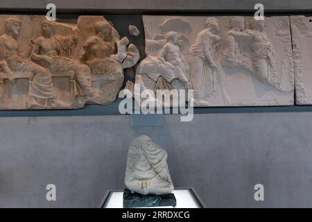 220111 -- ATENE, 11 gennaio 2022 -- Un frammento del fregio di marmo del tempio del Partenone in cima alla collina dell'Acropoli è esposto al Museo dell'Acropoli di Atene, Grecia, 10 gennaio 2022. TO GO WITH Italy restituisce il frammento del fregio del Partenone in Grecia foto di /Xinhua GREECE-ATHENS-PARTENONE FRIEZE-FRAGMENT-ITALY-RETURN MariosxLolos PUBLICATIONxNOTxINxCHN Foto Stock