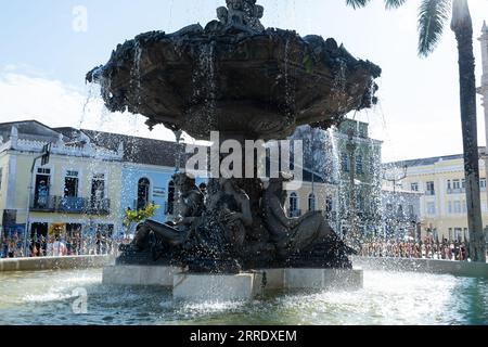 Salvador, Bahia, Brasile - 2 settembre 2023: Vista della fontana di largo Terreiro de Jesus a Pelourinho, centro storico della città di Salv Foto Stock