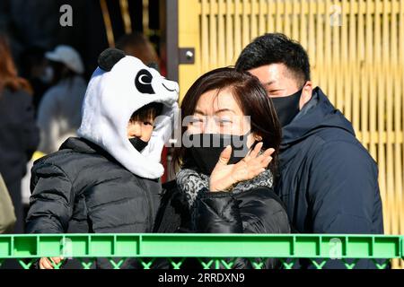 220112 -- TOKYO, 12 gennaio 2022 -- i visitatori aspettano in fila per vedere i cuccioli di panda giganti allo zoo di Ueno a Tokyo, in Giappone, 12 gennaio 2022. I panda giganti gemelli, il cucciolo maschio Xiao Xiao e sua sorella lei, che sono nati a giugno nei giardini zoologici di Ueno a Tokyo, sono apparsi al pubblico per la prima volta con la loro madre Shin Shin Wednesday, con grande gioia di un numero limitato di vincitori della lotteria. JAPAN-TOKYO-PANDA-CUB-DEBUT ZhangxXiaoyu PUBLICATIONxNOTxINxCHN Foto Stock